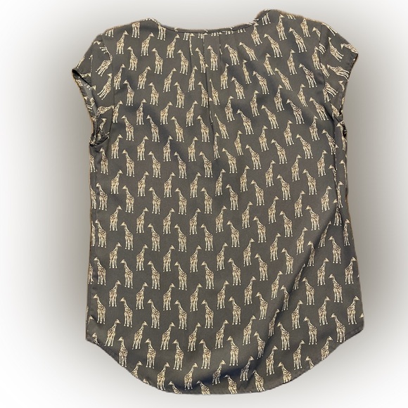 H&M Giraffe V Neck Loose Fit Giraffe Print Top - Picture 3 of 6